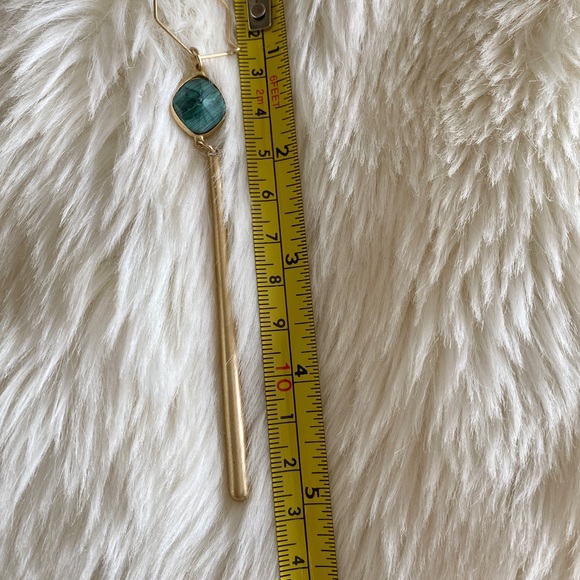 Long green stone and gold drop earrings - Picture 3 of 3